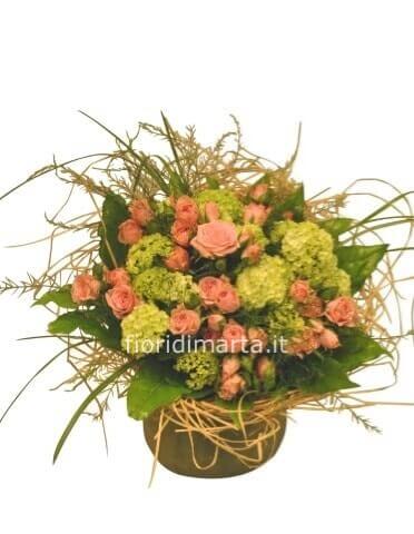 Cestino di vimini o ceramica con fiori freschi