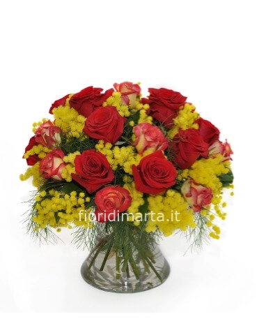 Bouquet di rose miste e mimosa